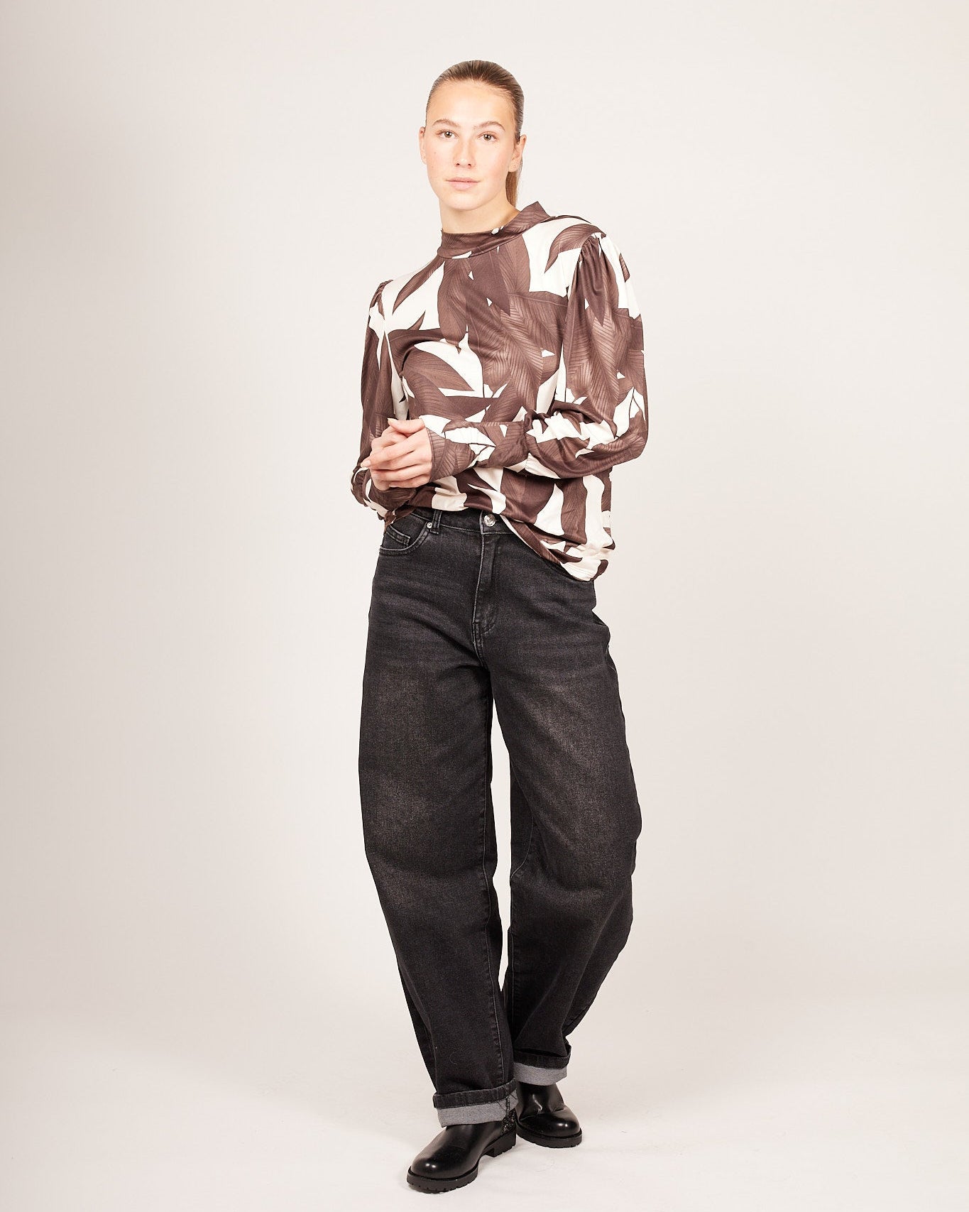 Print top met bladprint beige